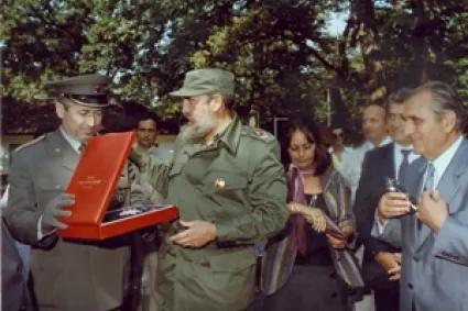 fidel recibe Orden “Gran Estrella de Yugoslavia” y la Placa Dorada de la Ciudad de Belgrado