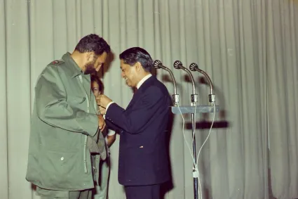 fidel Recibe medalla Federico Joliot Curie