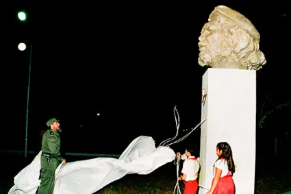 fidel inaugura monumento al che